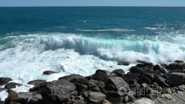 巨浪在海岸悬崖上折断视频