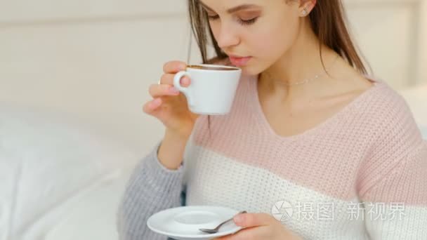 清晨能量热咖啡享受女孩饮料视频