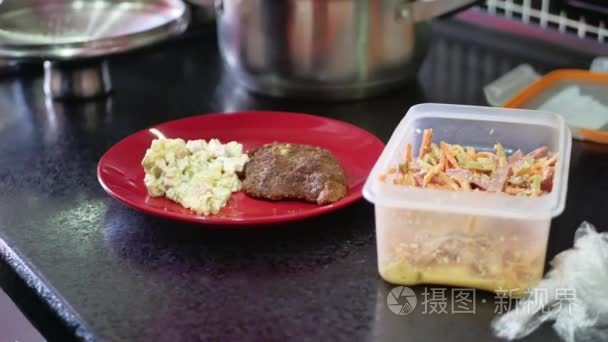 烹饪, 食物和家庭概念关闭切肉沙拉奥利弗在室内厨房做饭
