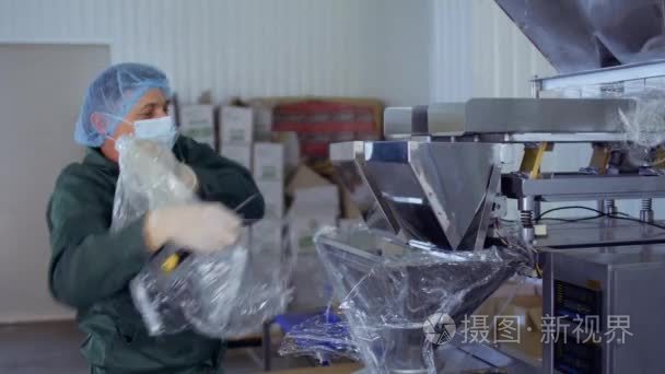 茶叶厂工人解压新机器视频
