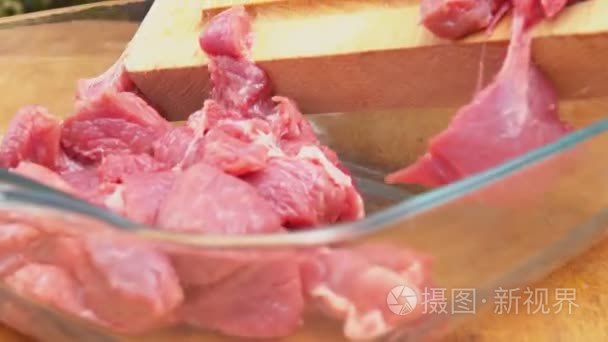 火鸡肉被折叠成玻璃烤盘视频