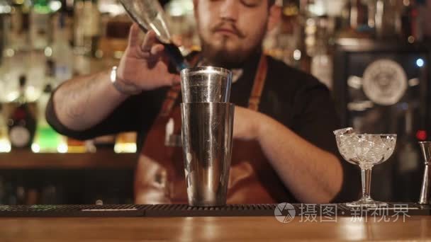 在餐厅工作的酒保视频