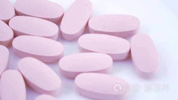 盘子上的椭圆形粉红色药片短视频