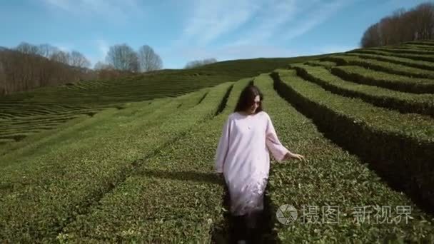 美丽的女人在自然迷宫