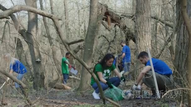在树林里收集垃圾的志愿者视频