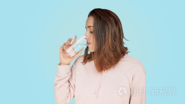 健康美丽的女人喝杯水视频