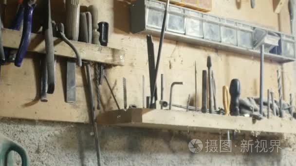 在墙上贴满了木匠工具的镜头视频