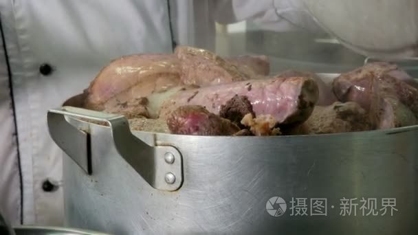 锅里煮牛肉汤或炖肉视频