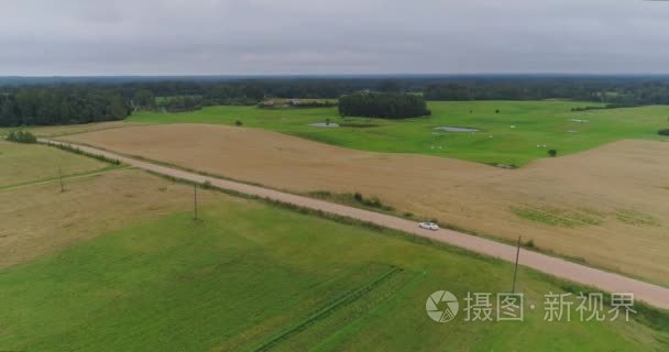 白色汽车驱动领域车  天空  白色  蓝色  驾驶  领域  自然  旅行  路  国家  土地  风景