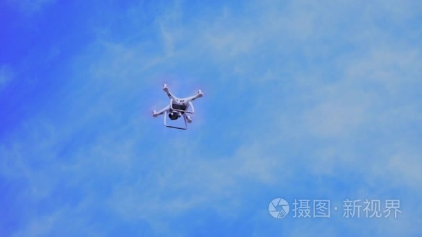 直升机, 无人驾驶飞机在蓝天下飞行, Quadrocopter 与蓝天白云视频