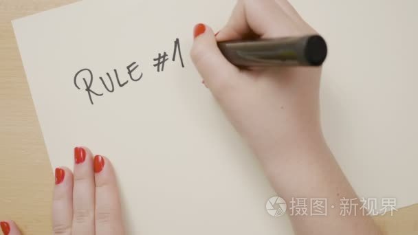 标记的励志语录- 00:421080p女孩的手用红色修指甲贴和 unsticking