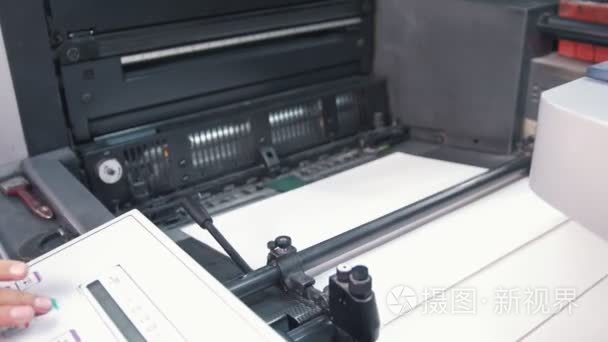 印刷厂工作过程中的印刷机视频
