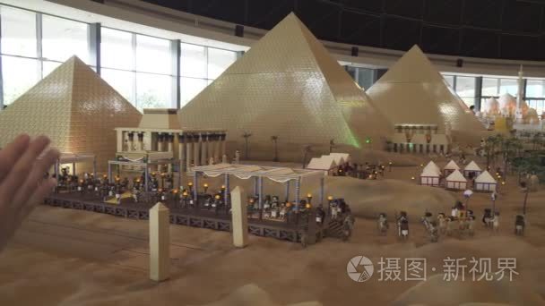 在迪拜公园和度假胜地的 Miniland 加州的乐高小块制作的埃及模型展览视频