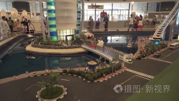 在迪拜公园和度假胜地的 Miniland 加州的乐高小块的模拟 ups 海滩酒店和迪拜塔酒店的展览视频