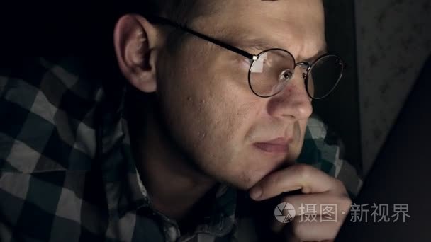 00:054k年轻的女人正在打电话逃跑,她很着急.