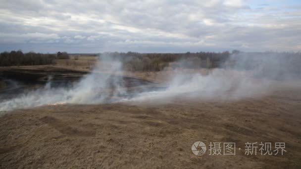 乾草燃烧在农地上鸟瞰图视频