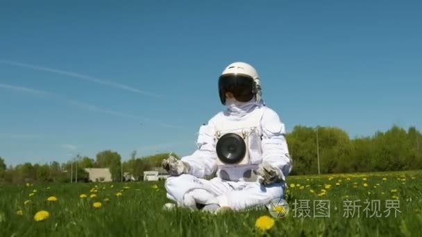 女孩宇航员在花卉领域练习冥想