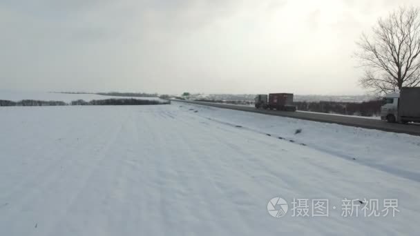 雪场中的卡车驾驶冬路空中拍摄视频