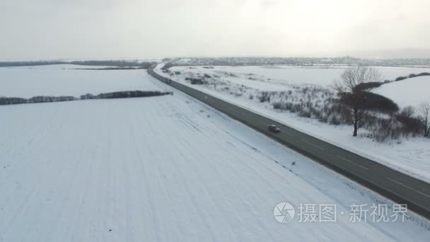 雪场中的卡车驾驶冬路空中拍摄视频