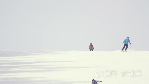 高山滑雪度假村休息的游客