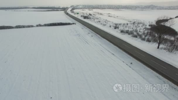 雪场冬路车驾车空中拍摄视频