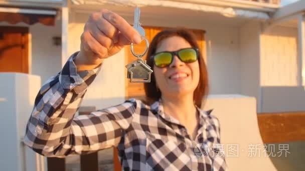 新房子钥匙的愉快的年轻妇女视频