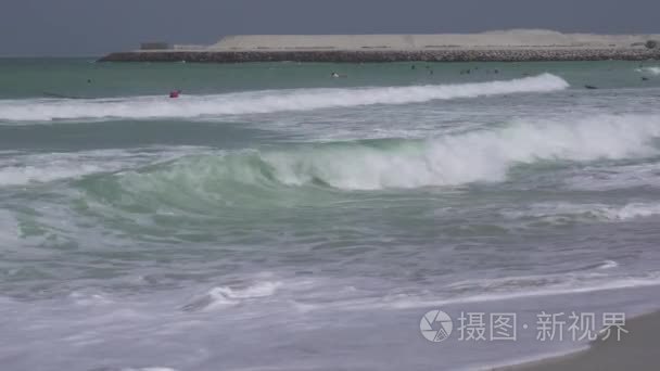 美丽的大海浪波斯湾在公共朱美拉露天海滩在迪拜股票录像视频