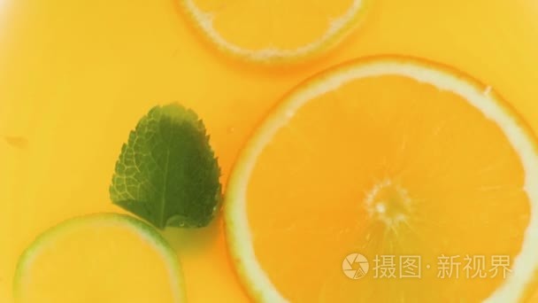 橙色和薄荷清新柠檬水的特写慢动作视频