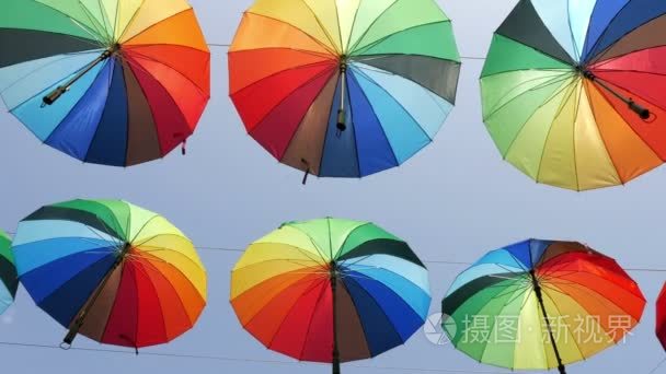 彩色雨伞对蓝天视频