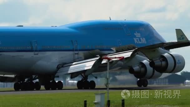 波音747航空公司在抵达后减速视频