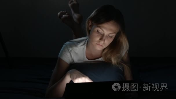 女孩躺在卧室里用数码片视频
