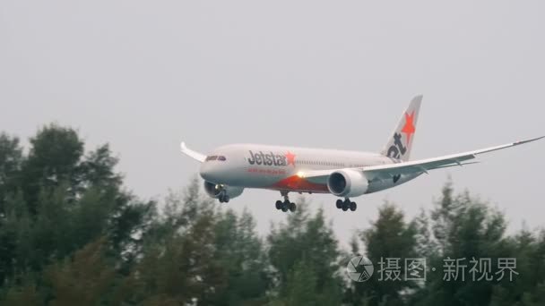 飞机接近普吉岛机场视频