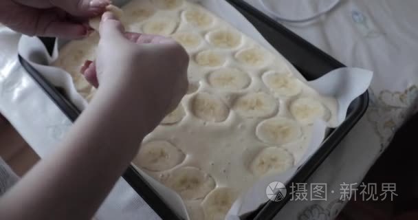烹调香蕉蛋糕在桌上特写视频