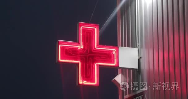 街头招牌红色霓虹闪光十字视频