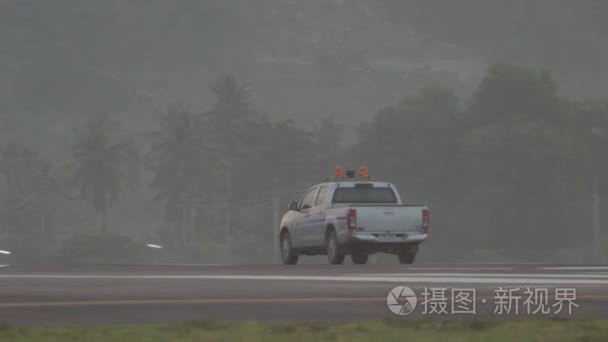 泰国普吉岛机场行驶在失控的空气带上的服务车
