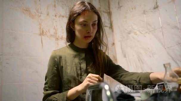 精神病少女看到房子里的药视频