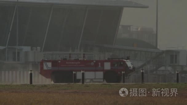 泰国普吉岛机场跑道空气条上的紧急消防车移动