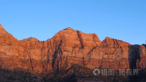 夕阳下的锡安公园从车上看风景