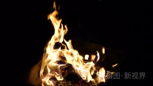 黑色夜烧烤火焰的慢动作视频视频