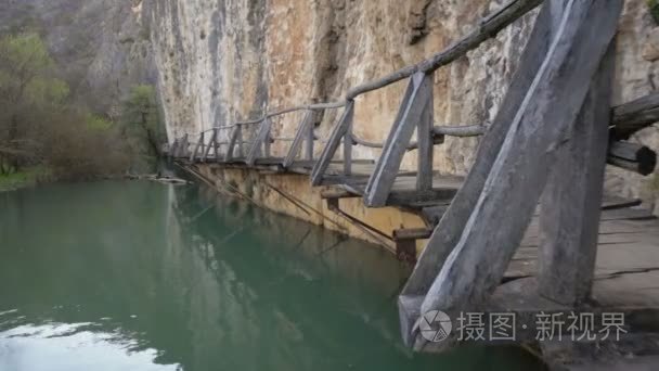 在河上的可怕和危险的木桥视频
