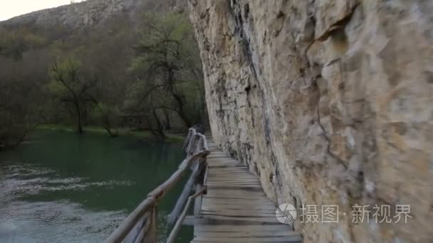 在河上的可怕和危险的木桥视频