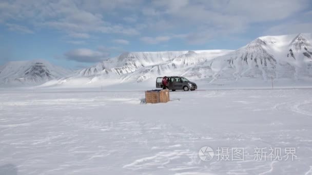 北极的人们在车上探险视频