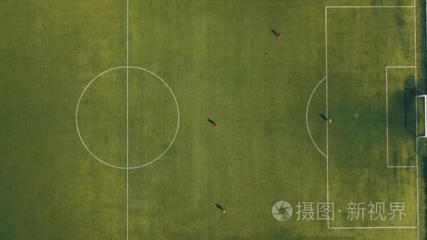 足球队在足球赛场上的空中观视视频