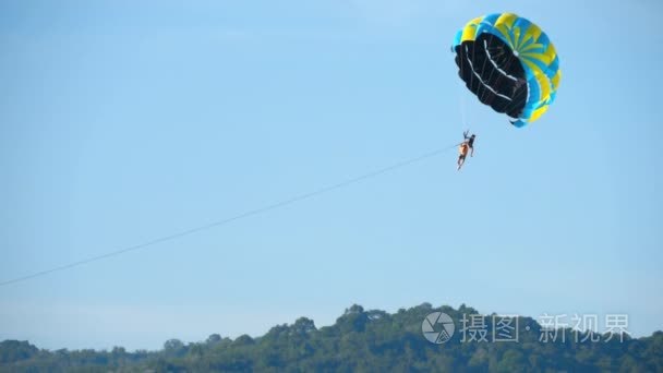 滑翔伞的极限运动视频