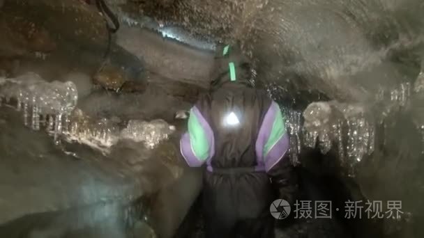 北极的人民旅游洞穴视频