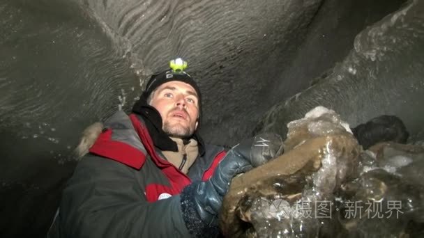 北极的人民旅游洞穴视频