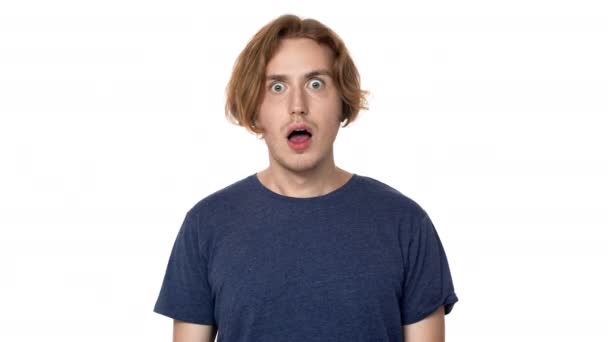 小卷发女人的室内肖像用震惊的表情举起手来面对收到的坏消息不敢相信