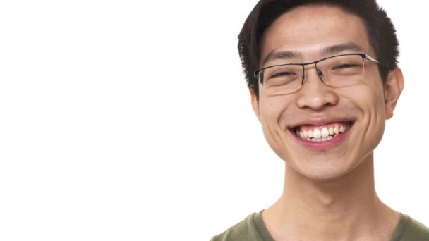 内容肖像特写中国男子20s 戴眼镜微笑着与完美的牙齿接近复制空间