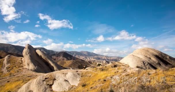 在圣贝纳迪诺山脉的摩门教徒岩石 timelapse