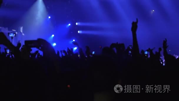 人们在音乐会上跳舞和举手视频